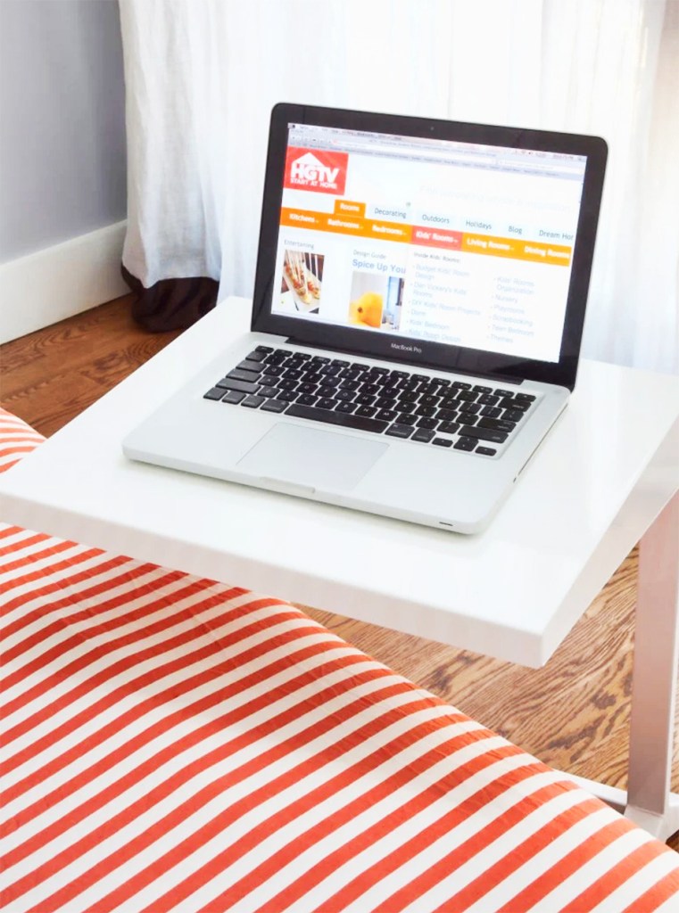 portable c table workspace in bedroom